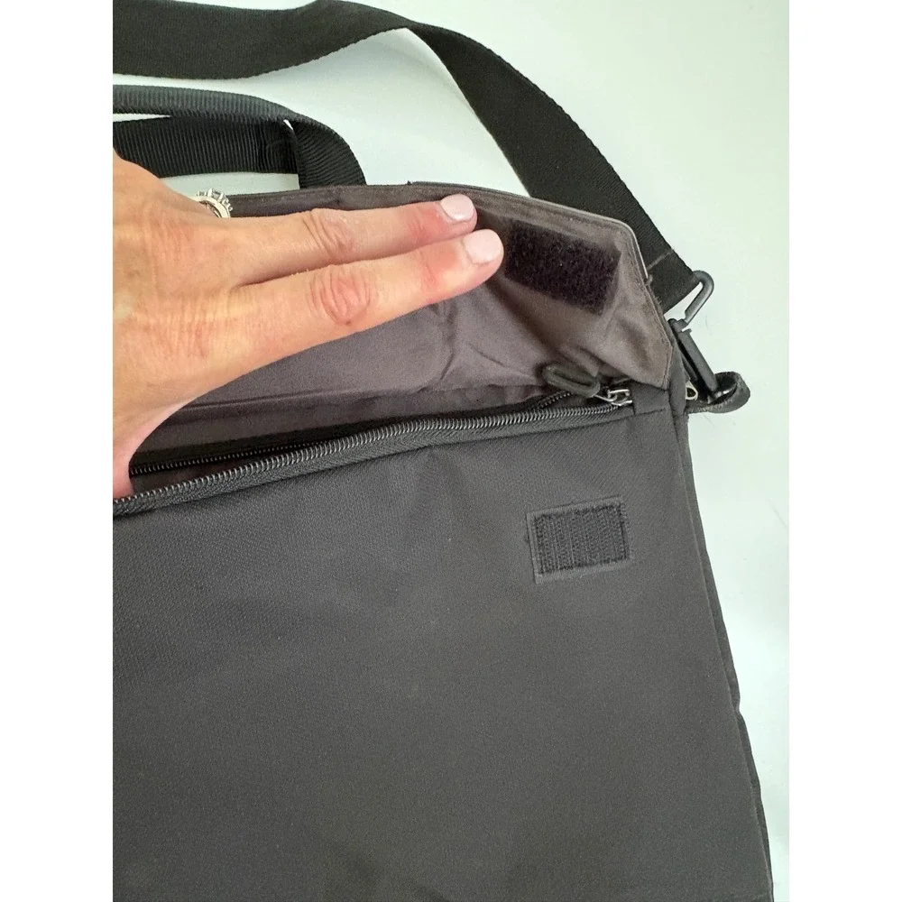 Case Logic Black Laptop Messenger Bag Briefcase Shoulder Strap Padded Mens